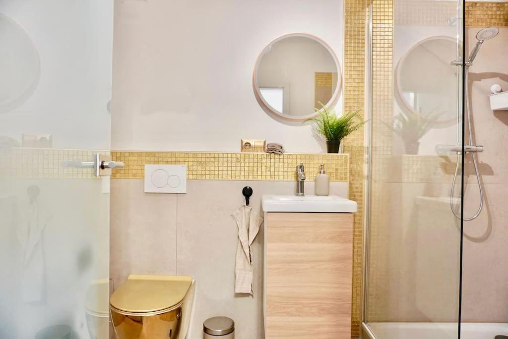 Neu Modernes Apartment In Top Lage, Free Parking Max 1,65M Hoehe Und 1,8M Breite Карлсруе Екстериор снимка