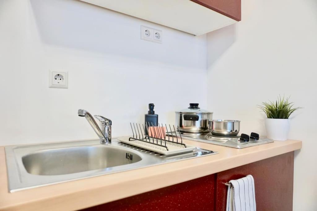 Neu Modernes Apartment In Top Lage, Free Parking Max 1,65M Hoehe Und 1,8M Breite Карлсруе Екстериор снимка